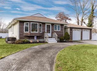 62 Ozone St, Manorville, NY 11949