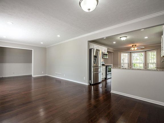 3rd image of 501 Penny Cir