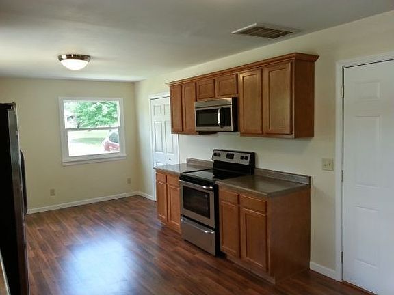 4th image of 2908 E Chesterfield Ln