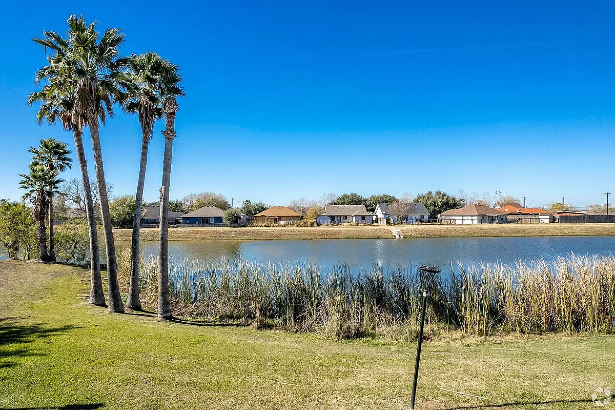 contigo-Pond - Contigo Ingleside Apartments