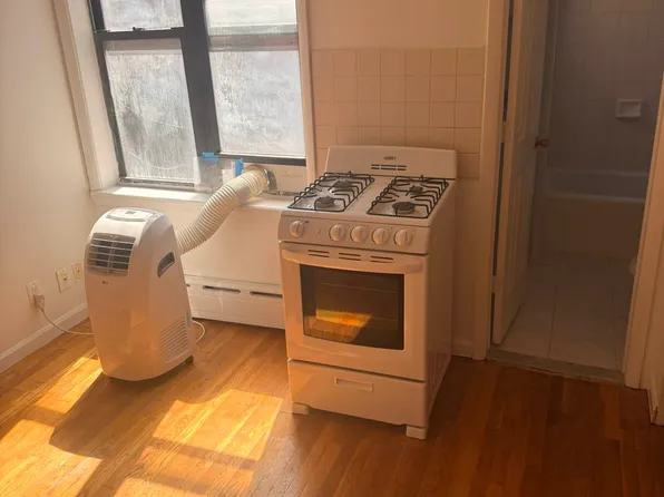 32-22 41st Street image 1 of 8