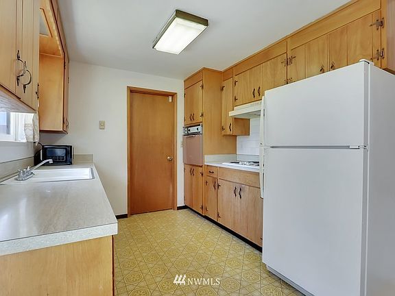 5th image of 140 175th St E
