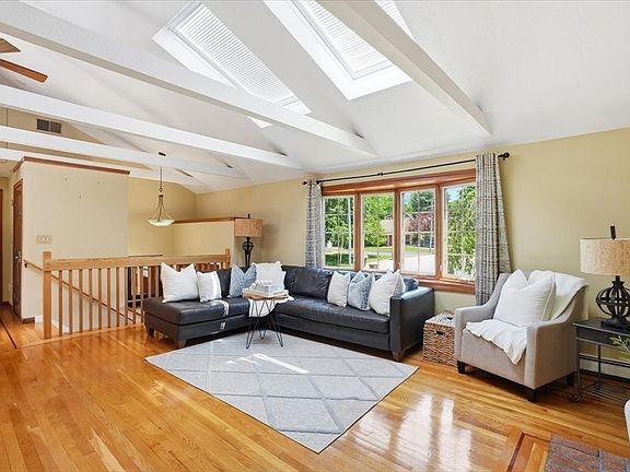3rd image of 27 Tilden Cir
