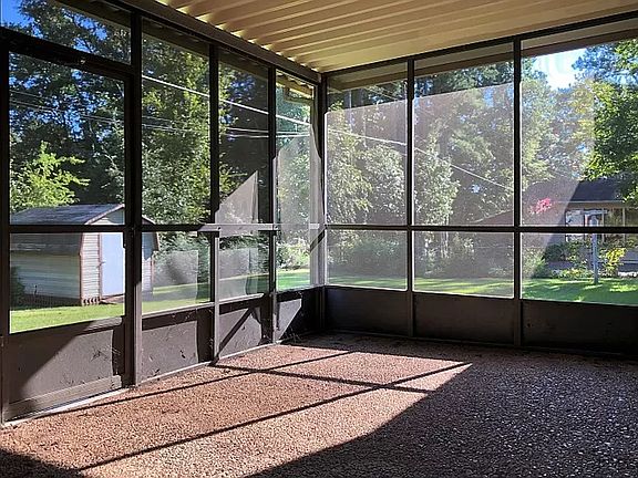 5th image of 402 Robinhood Dr