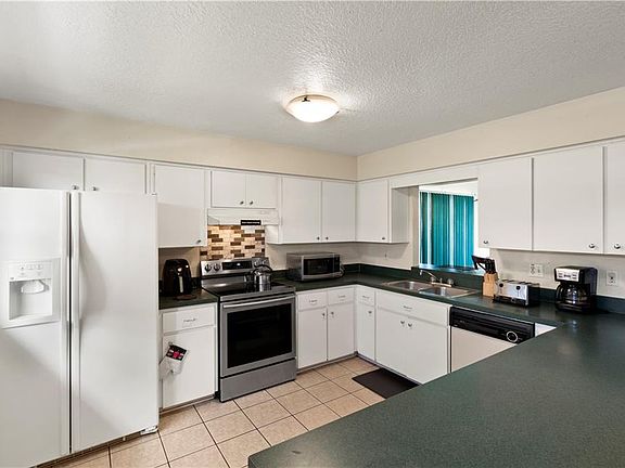 3rd image of 17143 Mills St