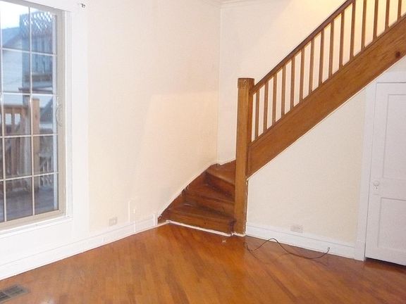 2nd image of 2122 N Winchester Ave APT 1R
