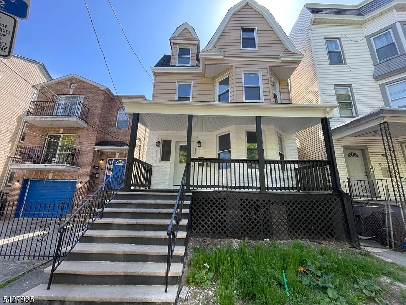1 bed, 1.0 bath, $1,300 — Photo 1