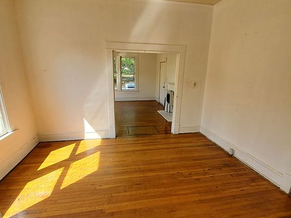 2nd image of 3131 Lillian St