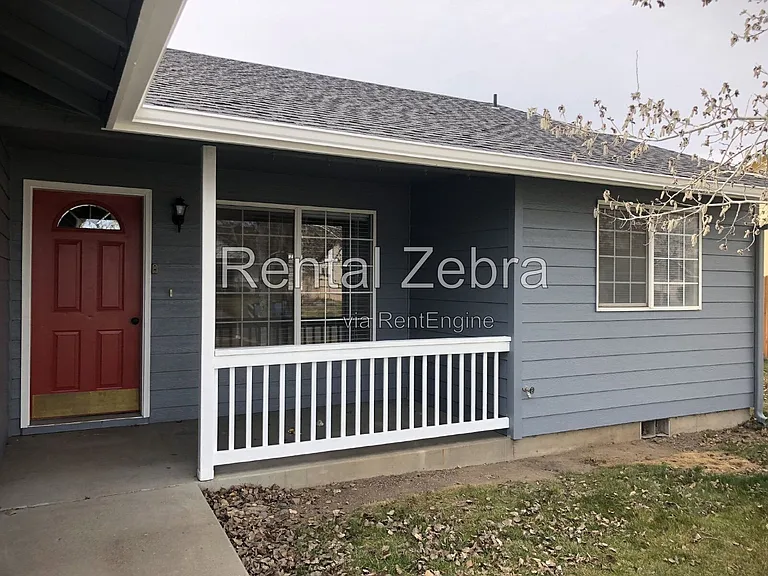 2279 NE Cherry Loop — Photo 2