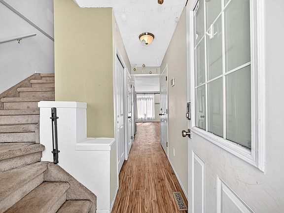 4th image of 300 Hooper Cres #30