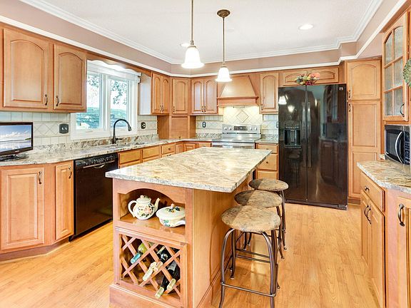 5th image of 112 Knoll Cir E
