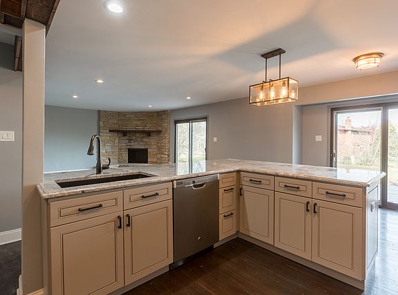 3rd image of 3037 Bonnie Brae Cres