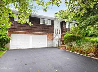 10 Horizon Dr, Huntington, NY 11743