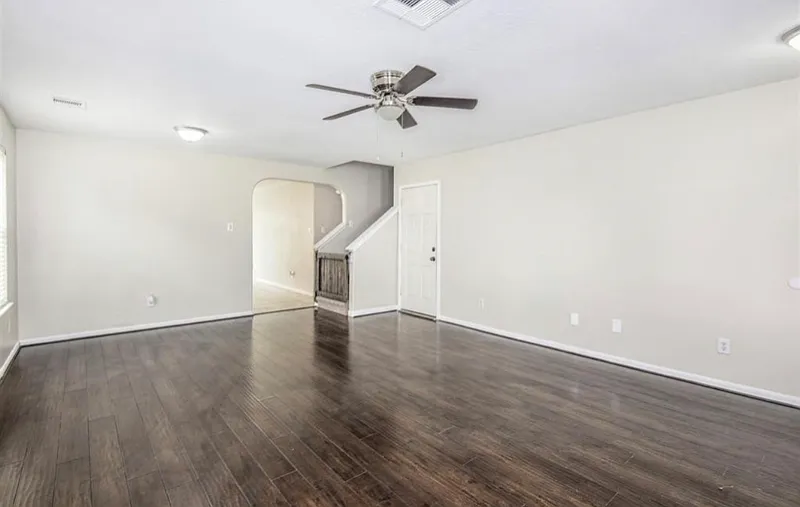 4 bedroom 2.5 luxury home — Photo 4