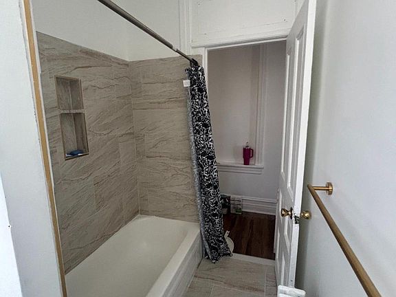 2nd image of 923 Hyatt St