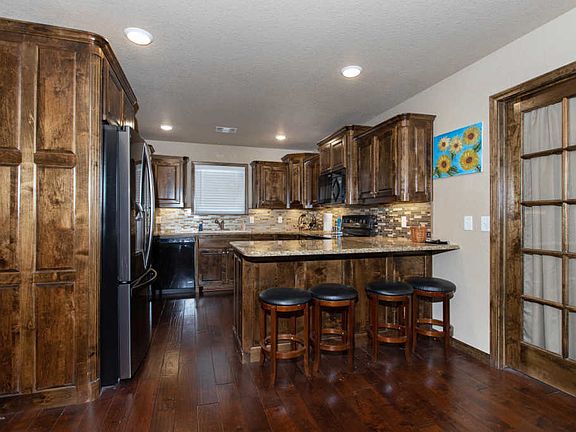 5th image of 7401 City View Dr