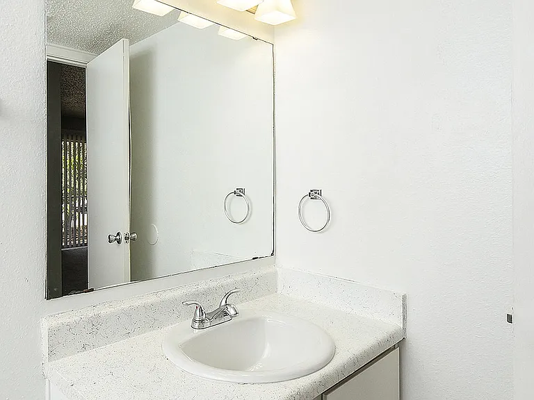 Hemingway House Apartments — Photo 15