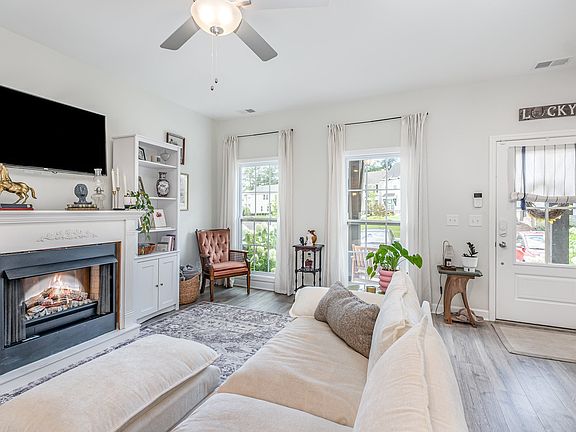 3rd image of 1748 Fenway Loop