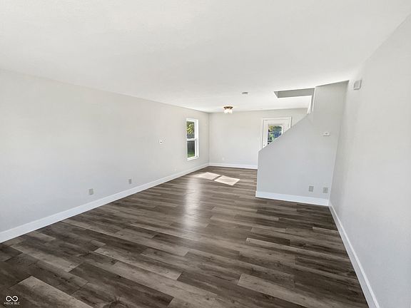 3rd image of 1654 Carriage Cir