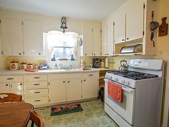 4th image of 402 Circle Dr