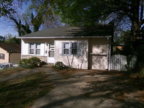 2nd image of 716 Laurel St