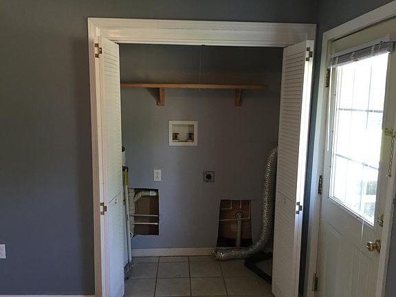 2nd image of 608 Sycamore Cir APT 1