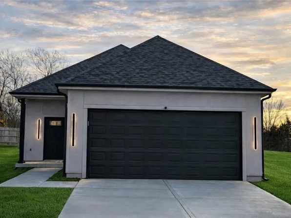 4911 S Hocker Dr, Kansas City, MO 64136