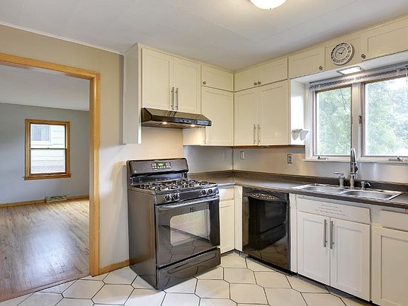 5th image of 4066 Yosemite Ave S