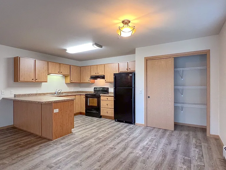 1201 N Memorial Drive 2401 Semling Dr — Photo 8
