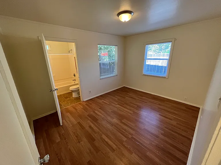 Bedroom #1 w/ en-suite