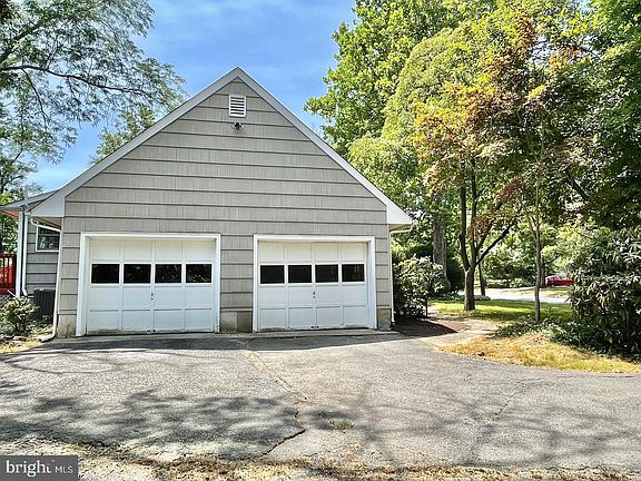 5th image of 33 Monroe Ln