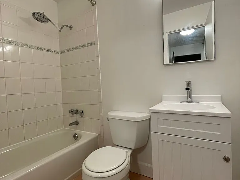 Bellevue Manor Apartments — Photo 11