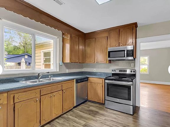 4th image of 16 Oak Forest Dr