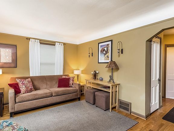 5th image of 305 E Forest Ave