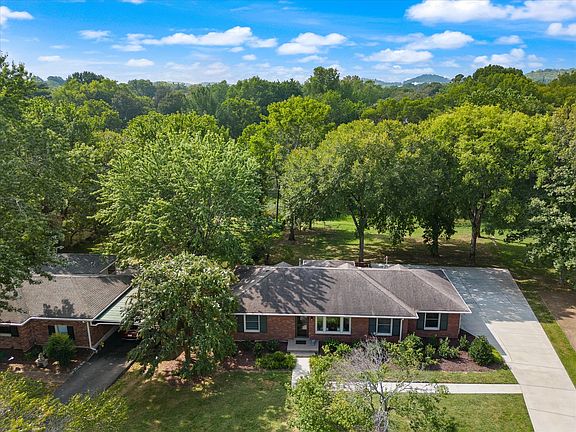 4th image of 631 Oakley Dr