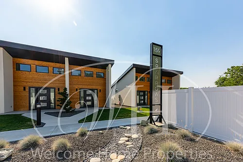 159 SE Sparrows Pl Photo 1