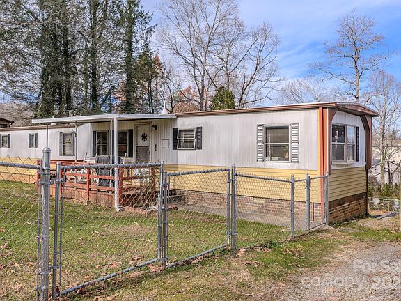3rd image of 28 Holly Acres Ln