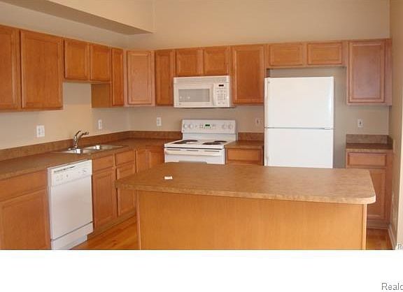 3rd image of 798 Sandalwood Dr #1