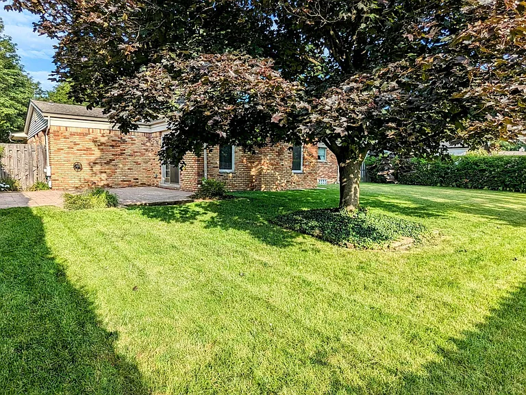 4676 Fairmont Dr — Photo 4