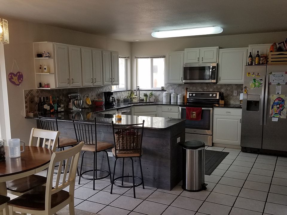 Kitchen with dining nook andbar