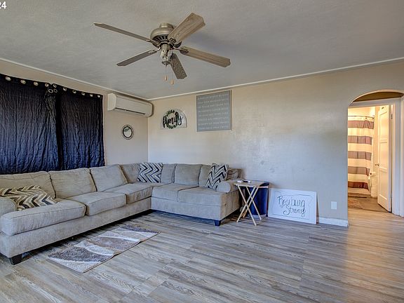 3rd image of 617 NE Channon Ave