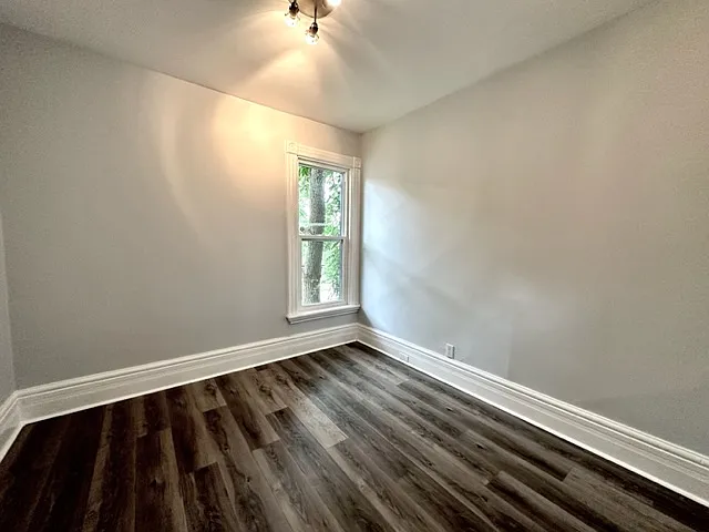 820 Queens Avenue London — Photo 3
