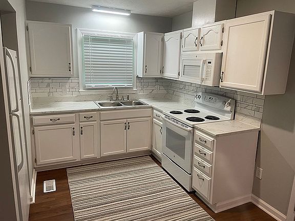 4th image of 837 Pinewood Dr
