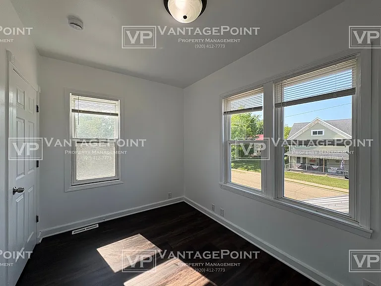 213 E Green Bay St #B — Photo 6