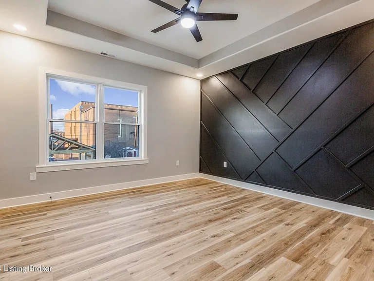 923 E Oak St — Photo 52