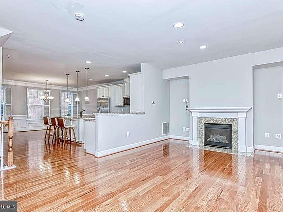 4th image of 4083 Glendale Way