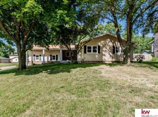 8606 Raven Oaks Dr, Omaha, NE 68152