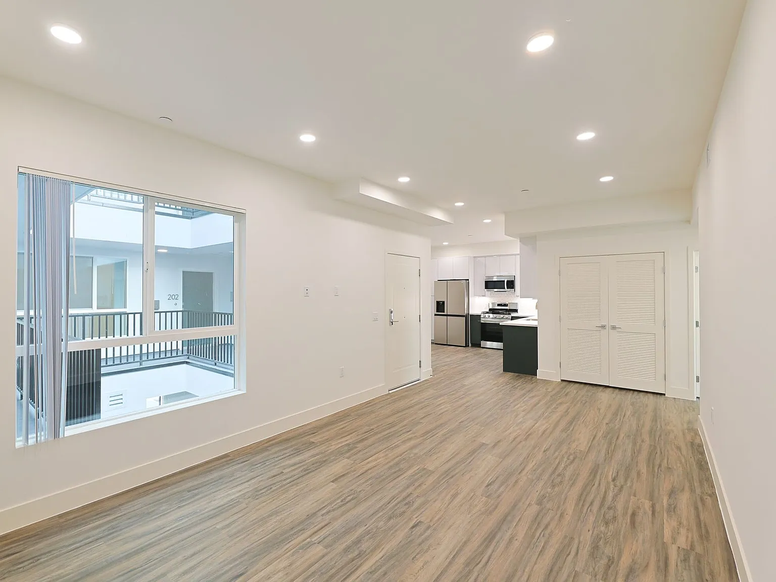 4000 W Mont Clair St — Photo 4