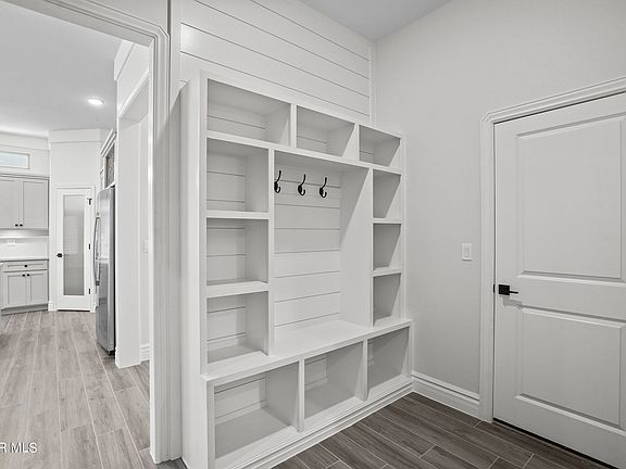 5th image of 657 Cedarwood Ave