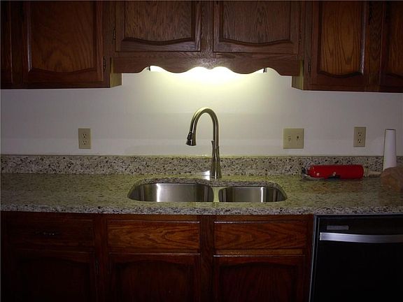 4th image of 143 Saint Clair Dr